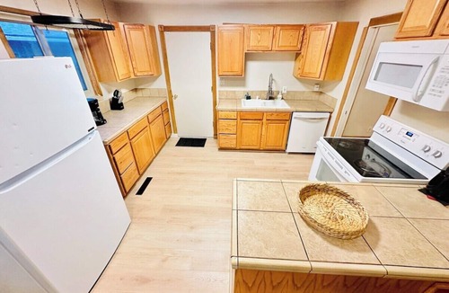 West University House | SingleStory/3BD/Sleeps11/Pet OK