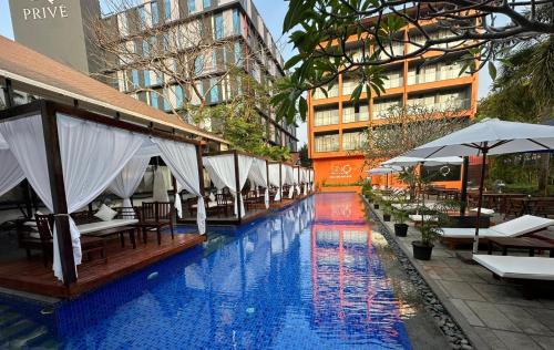 Sinquerim Hotel | SinQ Party Hotel - No Male Stags Allowed