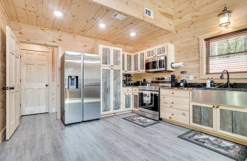 Cleveland Cottage | Sip, Hike & Explore: Sleek Retreat in Cleveland!