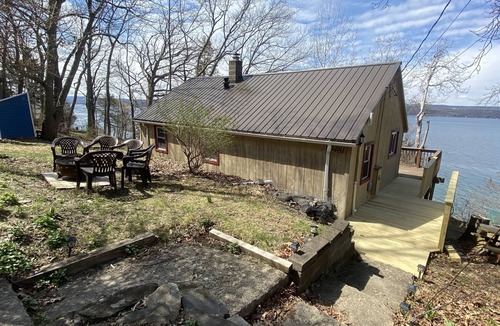 Valois Cottage | Sip, Splash, and Relax at Caywood Cottage - a peaceful wine country retreat!