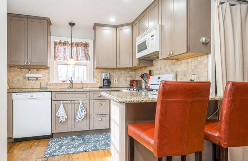 Warwick Cottage | SIP, STAY & EXPLORE! MINUTES AWAY FROM WINERIES, GREENWOOD LAKE & HIKING TRAILS
