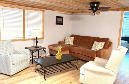Magnolia Bluffs House | Sirens Rest-Small Town Charm- Minutes to the Beach