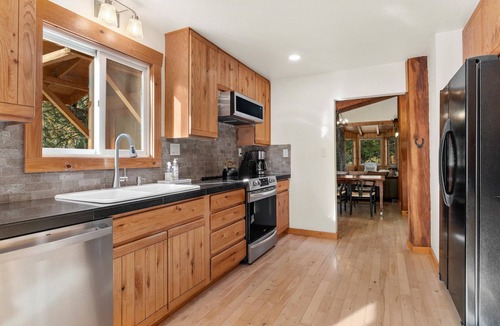 Sisters House | Sisters, OR Lodge – Pickleball, Private Creek, Hot Tub & Mt Views on 8.5 Acres