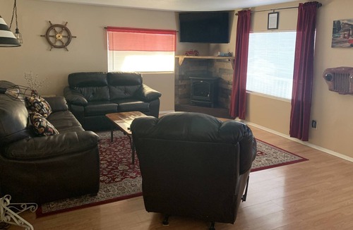 Bullhead City Cottage | Sits across the street from waterfront and up on a hillside with river view.