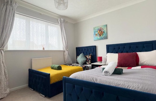 Sittingbourne Apartment | Sittingbourne Spacious 3BR Home with Free Parking