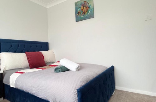 Sittingbourne Apartment | Sittingbourne Spacious 3BR Home with Free Parking