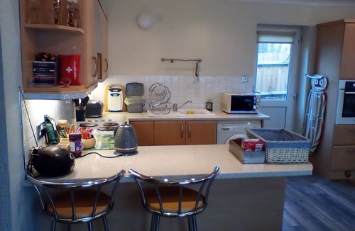 Haversham Apartment | Situated down a tree lined, no through road. Close to shops and restaurants.