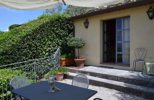 Lamporecchio House | Situated inside olive oil farm, Altabina enjoys a panoramic position over the valley and the large h