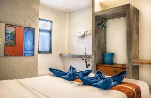 Chalong Hostel | Six Pack Cottage