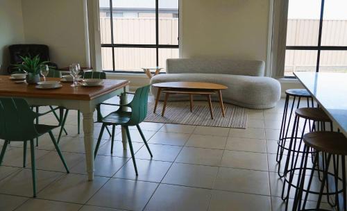 Denman House | Sizable 4BDR Modern Home Denman