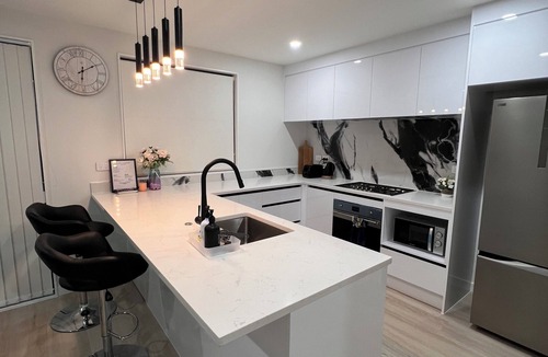 Papakura House | SJ House easy access to the Airport and two minutes walking distance to the Mall