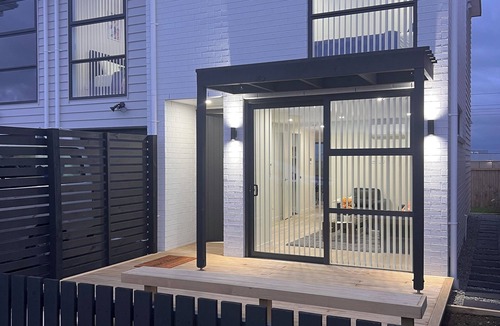 Papakura House | SJ House easy access to the Airport and two minutes walking distance to the Mall