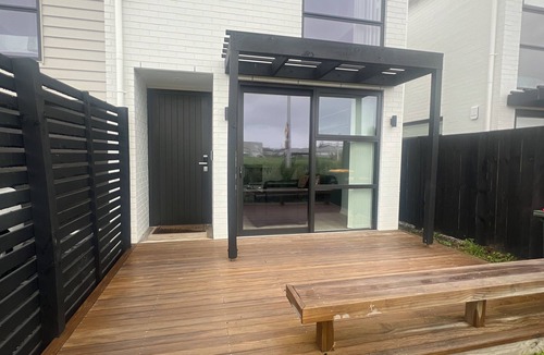 Papakura House | SJ House easy access to the Airport and two minutes walking distance to the Mall