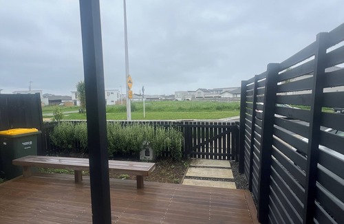 Papakura House | SJ House easy access to the Airport and two minutes walking distance to the Mall
