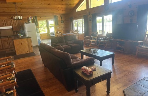 Falcon Lake Cottage | Skøgarmaör Meadow Cottage, Lake Of the Woods, Ward Island
