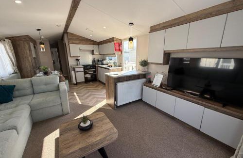 Skegness Apartment | Skegness Fields 107 - Hot tub caravan, pet friendly, wifi - Meadow Lakes Caravan and Lodge Hire