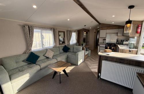 Skegness Apartment | Skegness Fields 107 - Hot tub caravan, pet friendly, wifi - Meadow Lakes Caravan and Lodge Hire