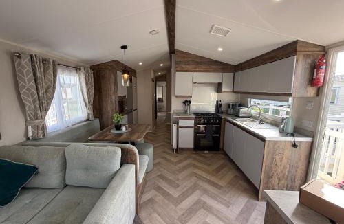 Skegness Apartment | Skegness Fields 107 - Hot tub caravan, pet friendly, wifi - Meadow Lakes Caravan and Lodge Hire