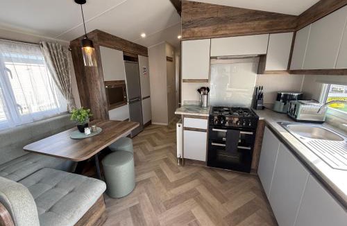 Skegness Apartment | Skegness Fields 107 - Hot tub caravan, pet friendly, wifi - Meadow Lakes Caravan and Lodge Hire