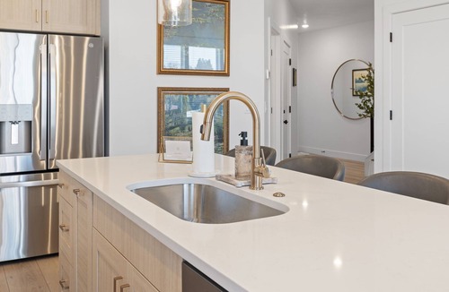 Midvale House | Ski Basecamp Cozy Modern Minutes to Everything