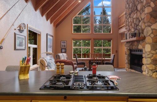 Hyak House | Ski Cabin 3br Hyak Fire Place 5 mins to Hill