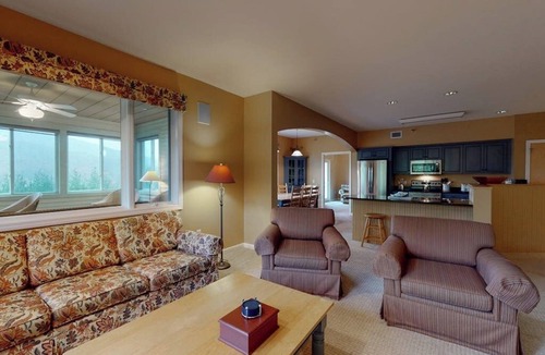 Jeffersonville Condo | Ski Getaway Near Hiking & Water Park with Mountain Views, Sunroom & WiFi