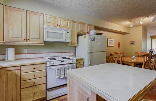 Peak 9 Condo | Ski-In/Out Cedars Chalet-2BR and Close to Everything