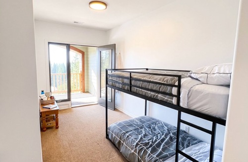 East Kootenay Condo | Ski-In/Out Mountain Escape with Hot Tub