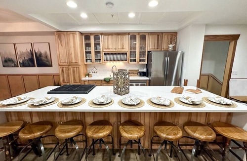 Edray House | SKI IN/OUT- Pool table, hot tub, A+ kitchen, 7 bedrooms->4 kings+custom kid rms!