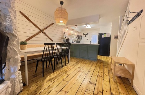 Red River House | Ski-In/Ski-Out, 2 Units, sleeps 17, Steps to Lifts, Large Families & Groups