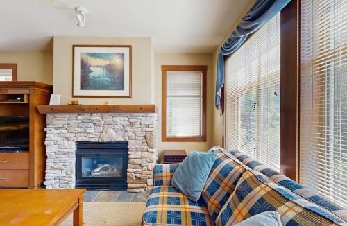 Salt Lake Mountain Resorts House | Ski-in - ski-out condo with mountain view shared hot tub pool & resort amenities