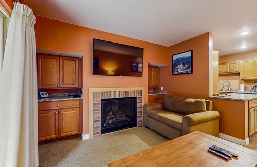 Warren Condo | Ski-in/ski-out ground floor condo near slopes, balcony, fireplace, pool, wifi