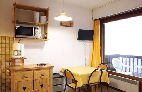Auris Apartment | Ski-in/Ski-out Studio with Balcony, South-Facing View, Near Shops and ESF, Sleeps 3