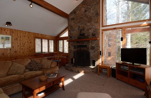 Northface House | Ski Inn - 388 Brookside Road Ski Inn - Great Access to Local Hiking Trails, Hot Tub, Pet Friendly