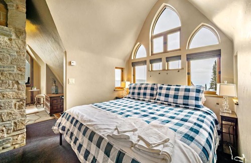 Sandpoint Ski Chalet | Ski-InSki-Out Schweitzer Chalet Private Hot Tub - Guest Favorite