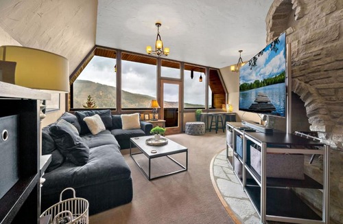 Sandpoint Ski Chalet | Ski-InSki-Out Schweitzer Chalet Private Hot Tub - Guest Favorite