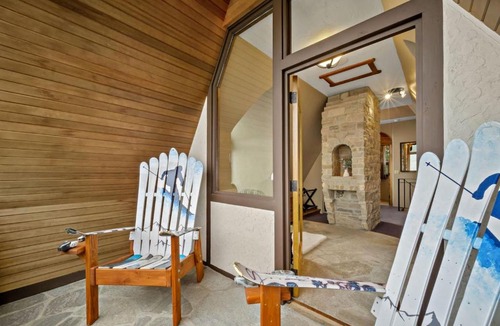 Sandpoint Ski Chalet | Ski-InSki-Out Schweitzer Chalet Private Hot Tub - Guest Favorite