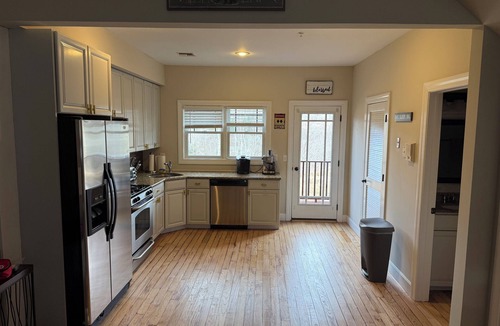 Hunter House | Ski ON/OFF 3 Bedroom Spacious Townhouse/newly renovated. 600 ft to lift