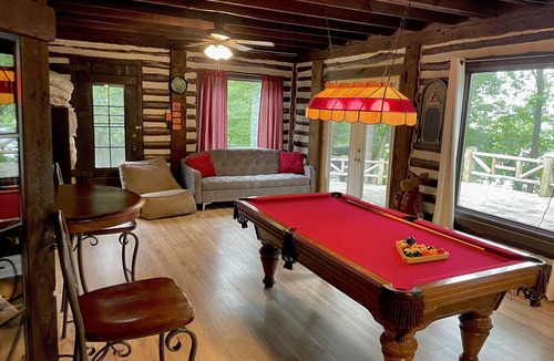 Drayton Plains Cabin | Ski Pine Knob! Ice skating on Walters lake! Indoor fireplace! WiFi! Pool Table!