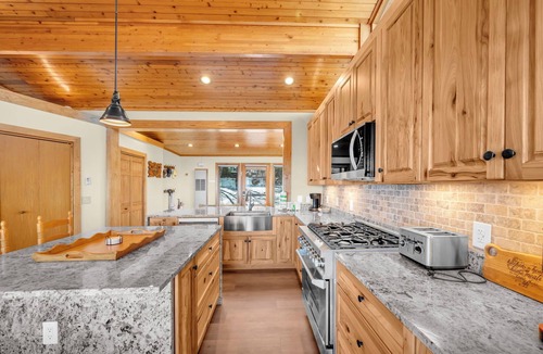 Beech Mountain Cabin | Ski, Sauna, Soak! Views, Game Room–5 Mins to Beech Mtn
