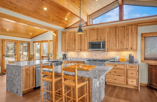 Beech Mountain Cabin | Ski, Sauna, Soak! Views, Game Room–5 Mins to Beech Mtn