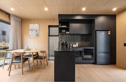 Frankton House | Ski Villa with Carpark 40, Stylish Alpine Base