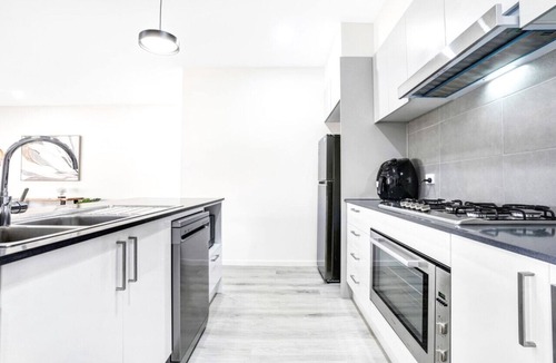 Trinity Beach House | Skippers Rest- Modern 5-Bedroom Coastal Retreat with Pool – Ideal for Families & Groups!