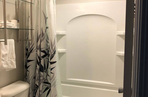 Sioux Falls Apartment | Skots Villa Upper East. Centrally located near Sanford Medical Center & Midco.
