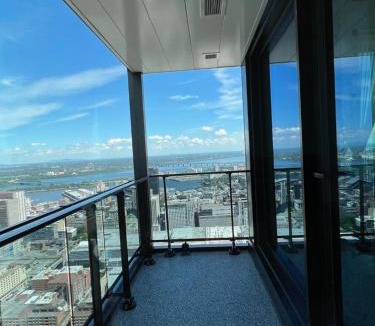 Quartier des Spectacles Apartment | Sky Bridge Spectacular