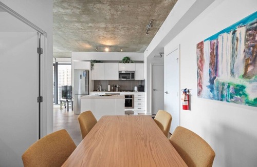 Connaught Apartment | "Sky Cabin" | UG Parking | AC | Mins to Saddledome