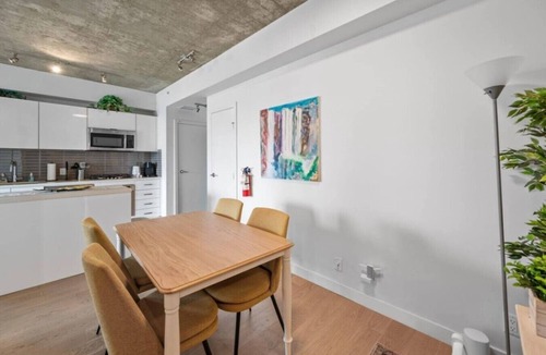 Connaught Apartment | "Sky Cabin" | UG Parking | AC | Mins to Saddledome