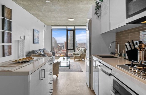 Connaught Apartment | "Sky Cabin" | UG Parking | AC | Mins to Saddledome