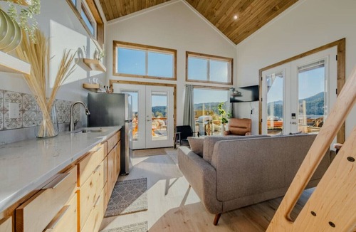 Glendale House | Sky Dome Getaway w/Hot Tub, Deck Hammocks & BBQ