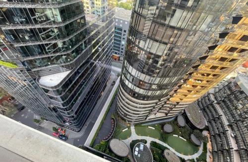 South Yarra Apartment | Sky-High 2BR with 1 Parking - Heart of South Yarra